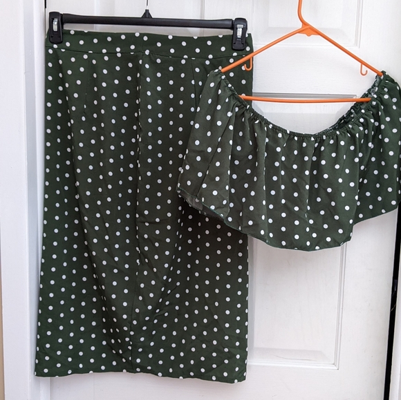 Green polka dot off shoulder top with split skirt by SHEIN, size 0XL (12) - Picture 2 of 5